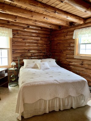 4 bedrooms, travel cot, free WiFi, bed sheets - Rustic Log Home located near Baileys Harbor (Baileys Harbor)