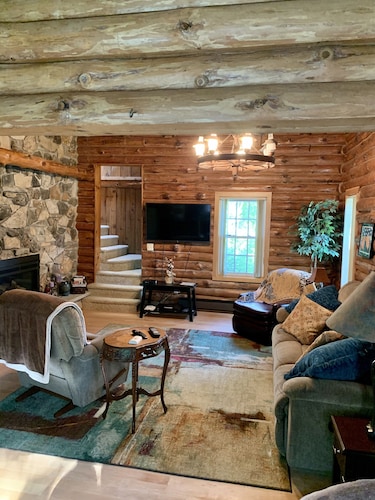 Rustic Log Home located near Baileys Harbor