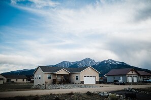 Exterior - Mountain Sunflower 4 Kings Spacious ideal for Wedding Groups Couples & Families (Buena Vista)