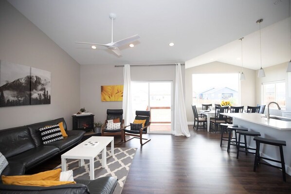 Téléviseur connecté, livres, bureau, écran d’ordinateur