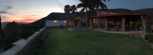 Villa Colibrí spectacular view of the lake we use 100% renewable energy 