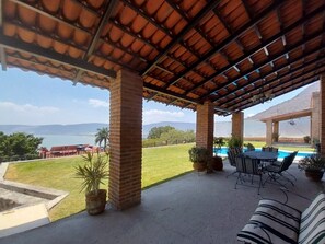 Outdoor dining - Villa Colibrí spectacular view of the lake we use 100% renewable energy  (el chante)
