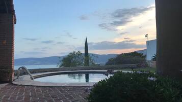 Utomhuspool och uppvÀrmd pool