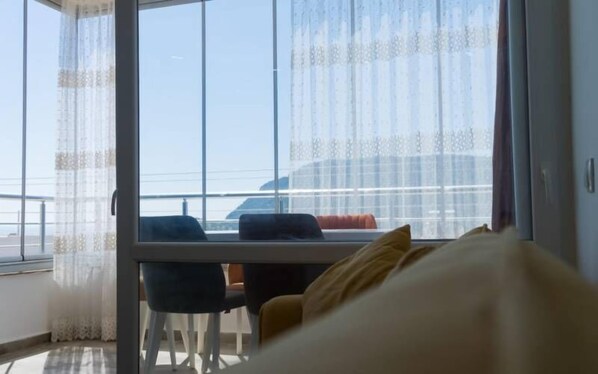 アパートメント 2 ベッドルーム (Lavinya) | リビング エリア | 薄型テレビ