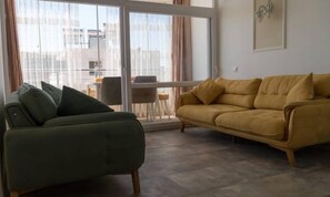 アパートメント 2 ベッドルーム (Lavinya) | リビングルーム | 薄型テレビ