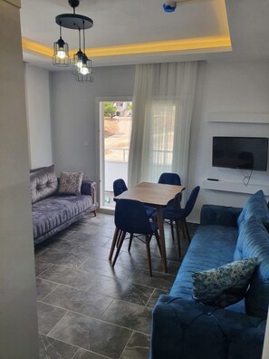 客室ごとに異なる装飾、客室ごとに異なるインテリア、デスク、防音設備