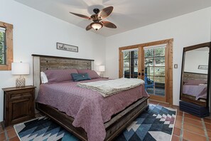 2 bedrooms, desk, iron/ironing board, WiFi