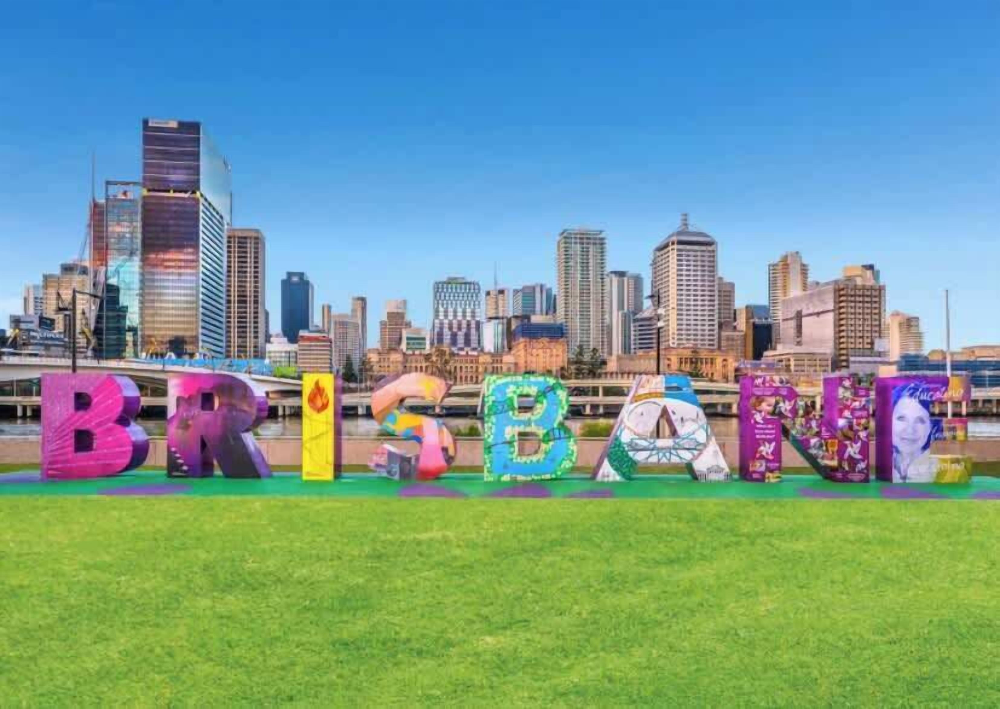Une vue panoramique de la ville, avec le mot « BRISBANE » écrit en lettres colorées.
