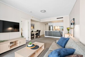 Flat-screen TV, Netflix, streaming services, offices - Heart of the CBD ~ 1Bed/1Bath/Balcony/Free Parking (Brisbane City)