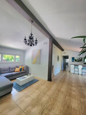 TV connectée, lecteur de DVD, livres, vidéothèque