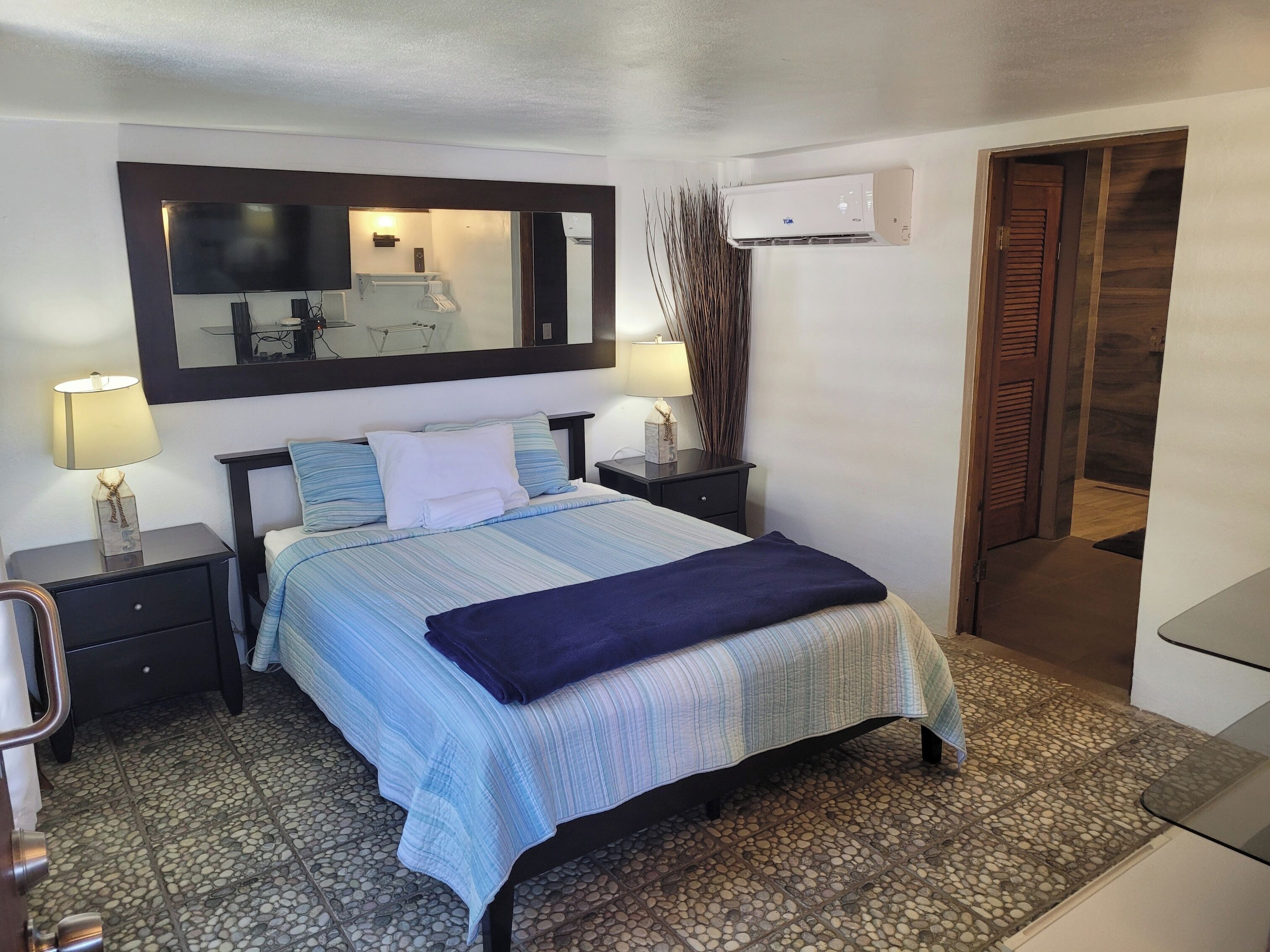 4 bedrooms, desk, iron/ironing board, free WiFi