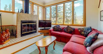 Bright home with fireplace & perfect location steps to hiking trails