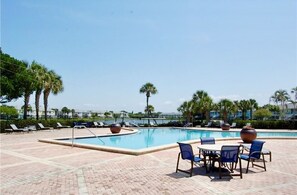 Una piscina al aire libre, una piscina climatizada