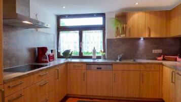 Kühlschrank, Mikrowelle, Ofen, Geschirrspüler