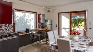 Kaffetrakter/tekoker, kjøleskap, ovn og kokeplater
