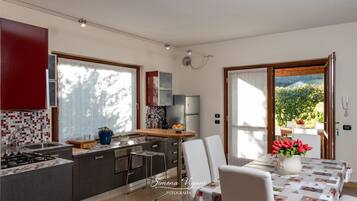 Frigorifero, forno, piano cottura, macchina per tè/caffè