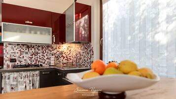 Frigorífico, horno, placa de cocina y cafetera o tetera