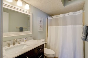 Tina, secadora de cabello, toallas 