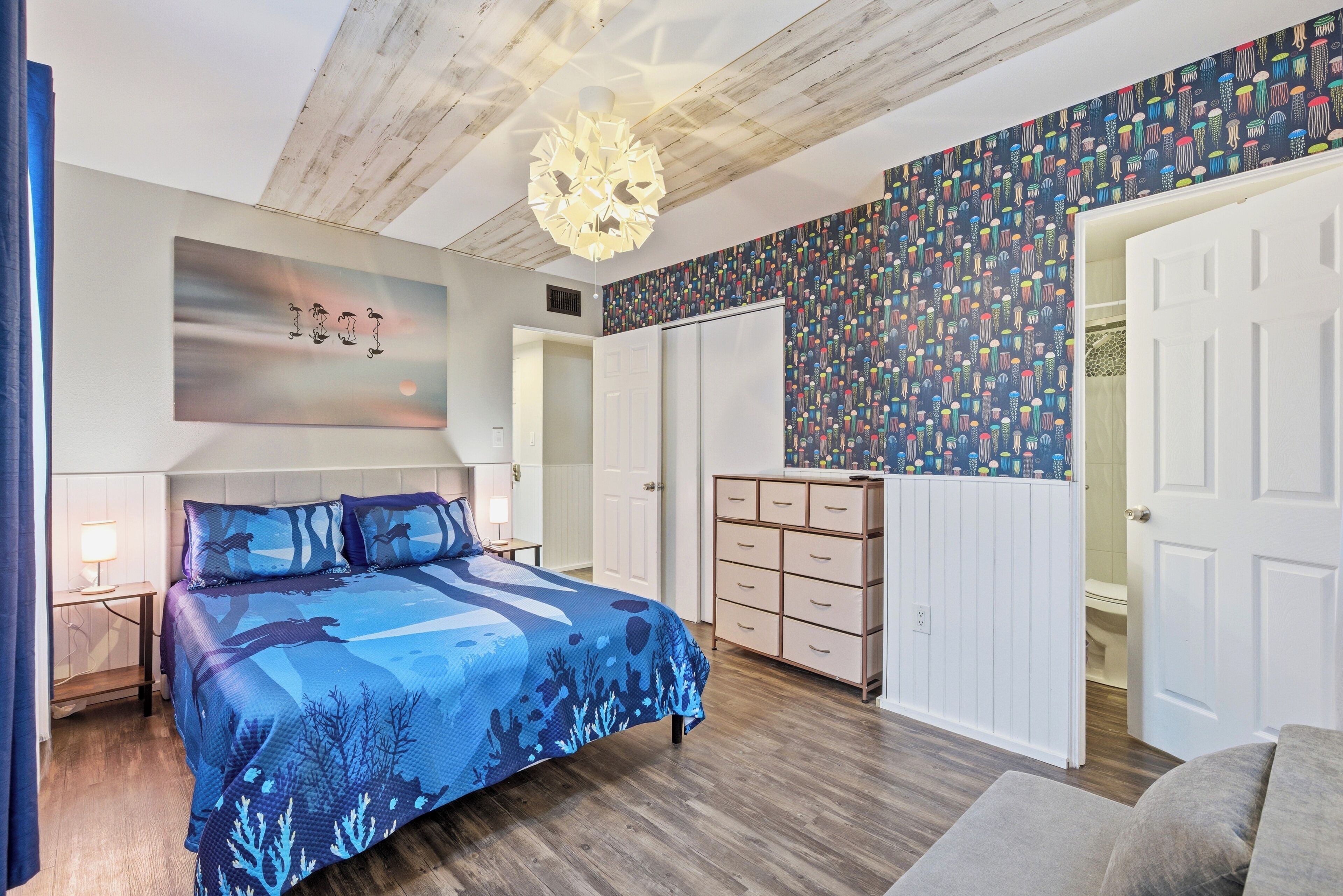 6 bedrooms, iron/ironing board, WiFi, bed sheets