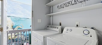 Stunning Haven: 2 Pools & Hot Tubs ~ Walk to Beach