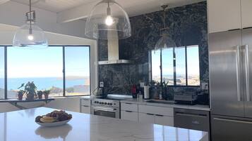 Een koelkast, een magnetron, een oven, een kookplaat