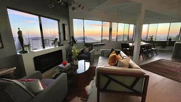 Een smart-tv, een open haard, videogames en Netflix