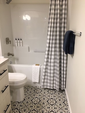 Ensemble douche/baignoire, sèche-cheveux, serviettes fournies, savon