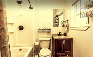 Baignoire, sèche-cheveux, serviettes fournies, papier toilette