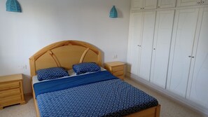 2 bedrooms, iron/ironing board, travel cot, free WiFi