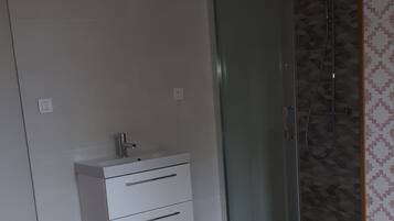 2 Schlafzimmer, Bügeleisen/Bügelbrett, kostenloses WLAN