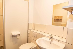 Regadera y papel de baño 