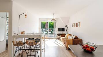 TV connectée, livres, chaîne hi-fi
