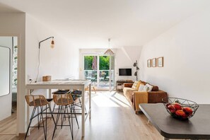 Smart-tv, böcker och en stereo