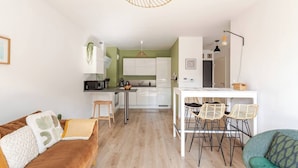 Eine moderne Wohnung mit Wohnzimmer, Essbereich und Küche.