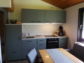 Fridge, oven, coffee/tea maker, electric kettle