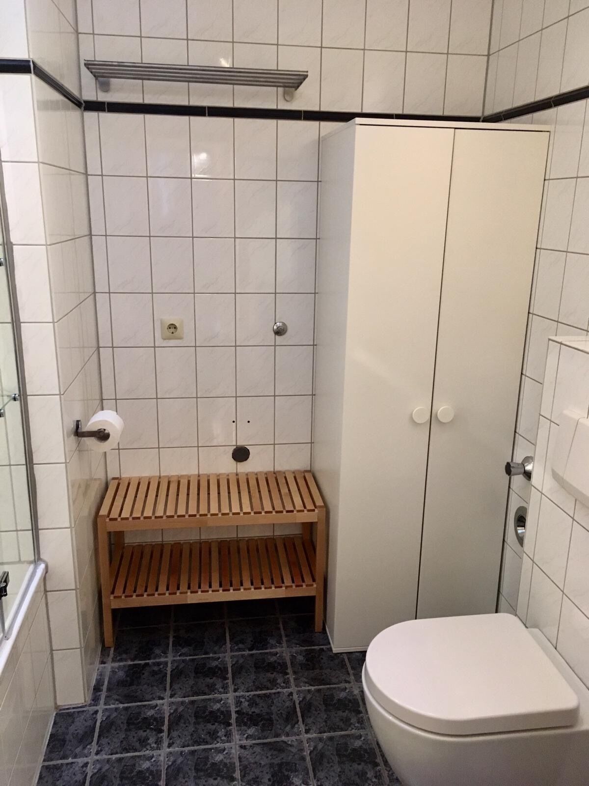 Combined shower/bathtub, hair dryer, towels, soap