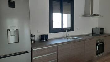 Een koelkast, een microgolfoven, een oven, een kookplaat