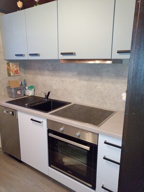 Fridge, microwave, dishwasher, coffee/tea maker