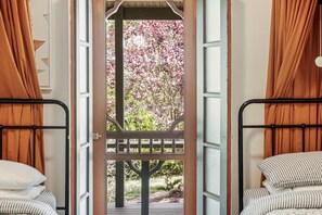 4 bedrooms, iron/ironing board, free WiFi, bed sheets - Be amongst nature in the 1890s farmhouse - a time you will never forget. (Tugrabakh)