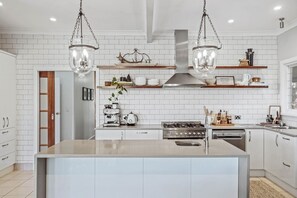 Jääkaappi, mikroaaltouuni, uuni, astianpesukone