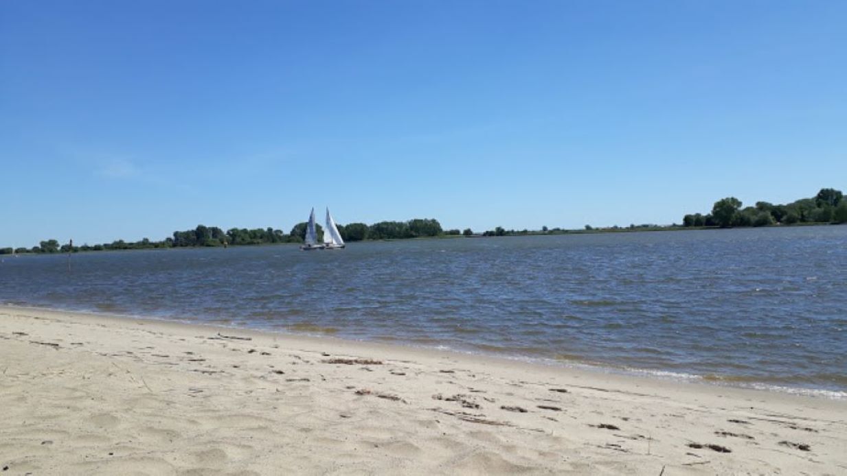 Nær stranden og strandhåndklær