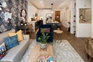 TV, smart speakers - Fun and Roomy Close to Everything (Asheville)