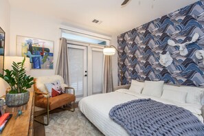 1 bedroom, desk, iron/ironing board, WiFi - Fun and Roomy Close to Everything (Asheville)