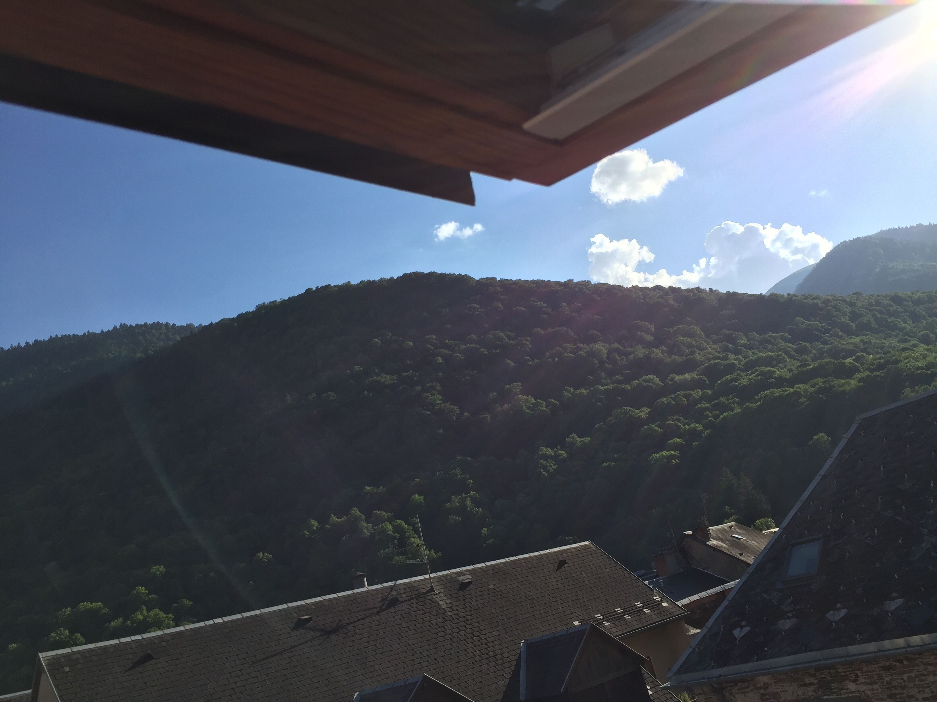 Vista de una montaña bajo un cielo despejado.