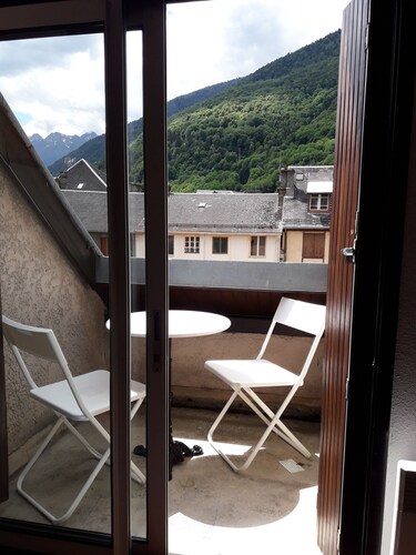Quiet T2 Bis in the center of Bagneres-de-Luchon with balcony and garage