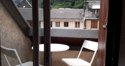 Quiet T2 Bis in the center of Bagneres-de-Luchon with balcony and garage