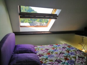 2 habitaciones y tabla de planchar con plancha 