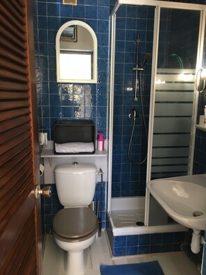 Douche, sèche-cheveux, serviettes fournies, savon