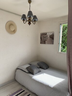 1 chambre, fer et planche à repasser, lit parapluie, Wi-Fi