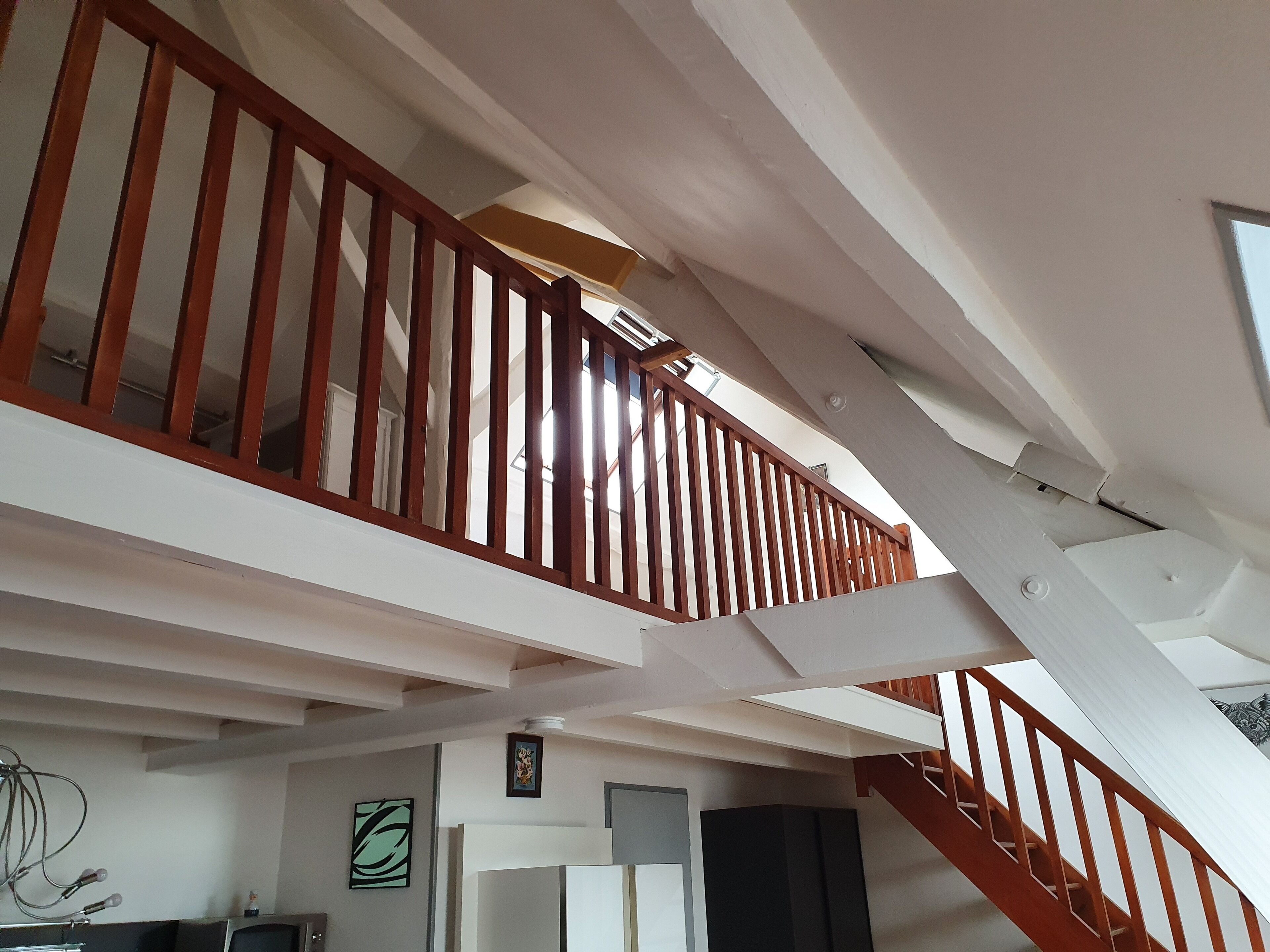 Eine Treppe mit Holzwerteln, die zu einer oberen Etage führt.